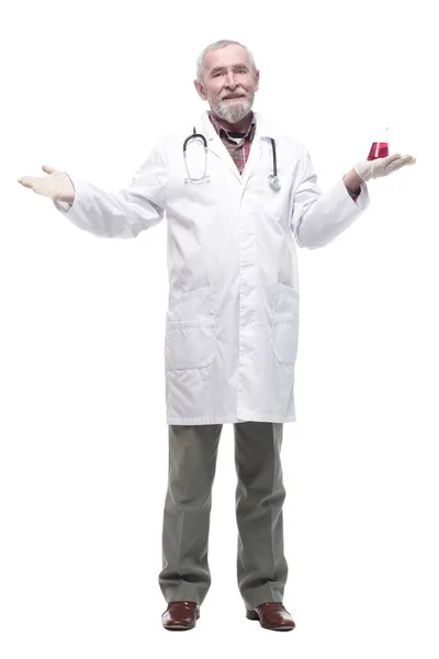 Starší kompetentní lékař s laboratorní baňkou v rukou. — Stock fotografie