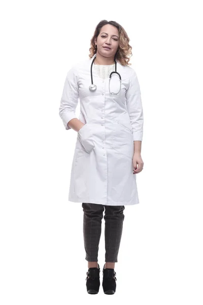 Молодая женщина-врач со стетоскопом. изолированный на белом — стоковое фото