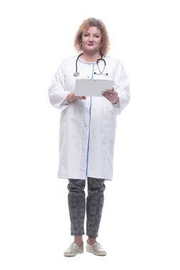 Tam boy. dijital tabletli yaşlı kadın doktor.