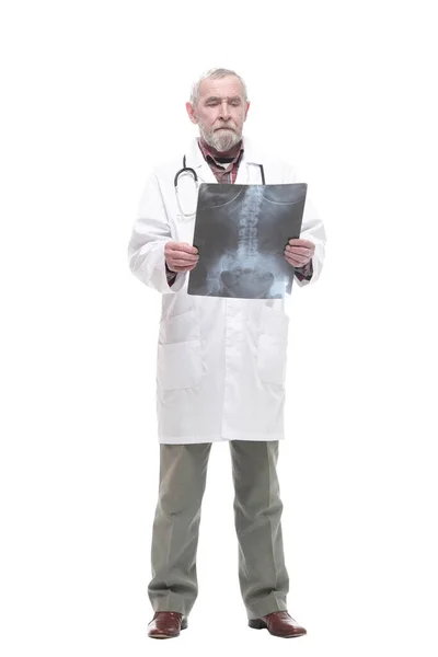 Idős, hozzáértő orvos röntgennel a kezében. — Stock Fotó
