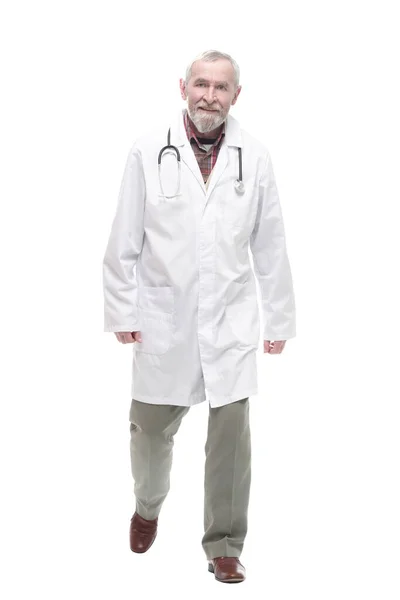 Bejaarde bevoegde arts die naar voren stapt. geïsoleerd op een wit — Stockfoto