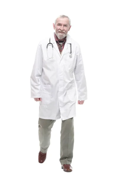 Médico competente de edad avanzada avanzando. aislado en un blanco — Foto de Stock