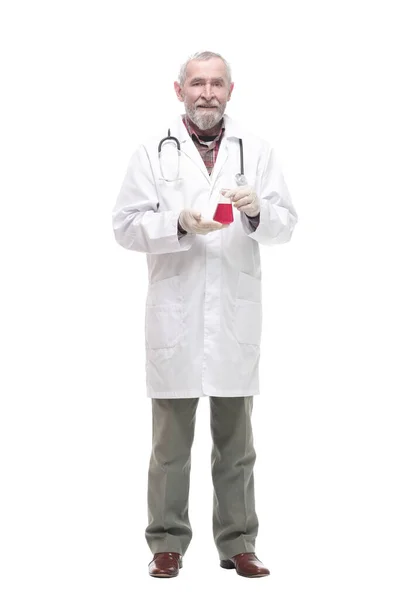 Ηλικιωμένος αρμόδιος ιατρός με εργαστηριακή φιάλη στα χέρια του. — Φωτογραφία Αρχείου
