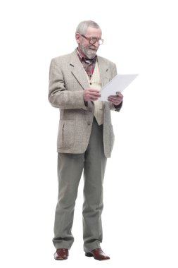 gülümseyen yaşlı adam bir iş belgesi okuyor.