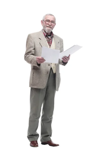 Χαμογελαστός ηλικιωμένος άνδρας που διαβάζει ένα επαγγελματικό έγγραφο. — Φωτογραφία Αρχείου