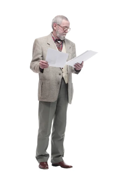 Anciano sonriente leyendo un documento de negocios. — Foto de Stock