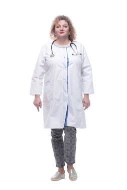 Tam boy. Kıdemli bayan doktor kendinden emin bir şekilde ileri doğru ilerliyor..