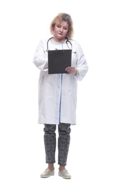 Dosyası olan yaşlı bir kadın doktor. bir beyaz üzerinde izole