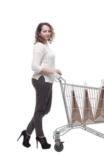 쇼핑 카트를 든 평범 한 젊은 여자. 외따로 떨어져 있는 백인 — 스톡 사진