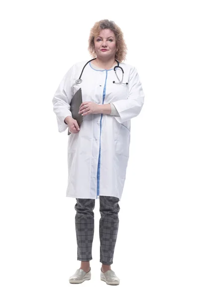 Doctora senior con portapapeles. aislado en un blanco — Foto de Stock