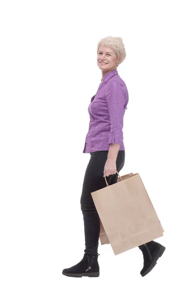 In vollem Wachstum. Lächelnde lässige Frau mit Einkaufstüten. — Stockfoto