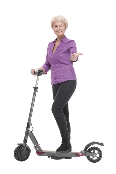 Sorridente donna matura con uno scooter elettrico . — Foto Stock