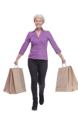 Tam gelişim. Alışveriş torbalarıyla gülümseyen sıradan bir kadın..