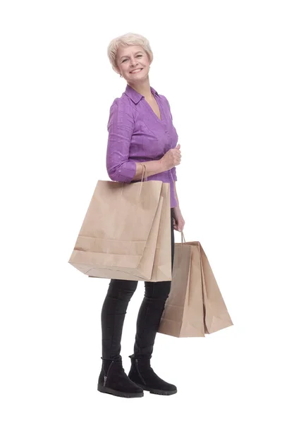 В полном росте. улыбающаяся случайная женщина с сумками для покупок. — стоковое фото