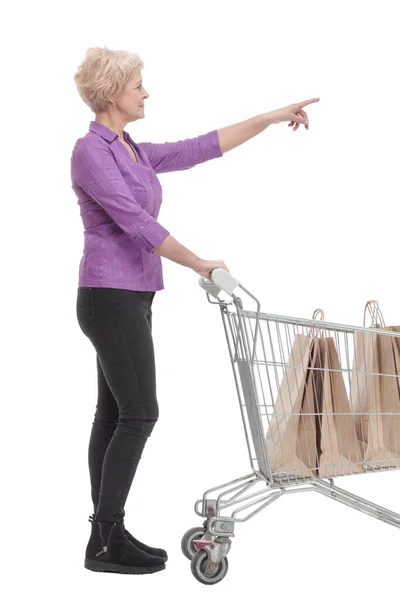 完全に成長しています。ショッピングカートを持つカジュアルな成熟した女性. — ストック写真