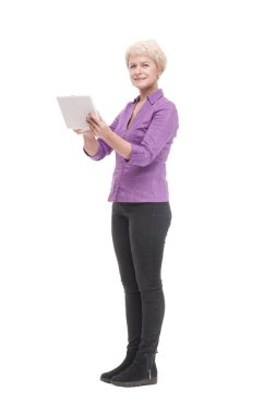 Dijital tabletle gülümseyen olgun bir kadın. .