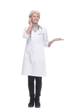 Tam gelişim. Kadın doktor akıllı telefonunu kullanıyor. .