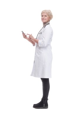 Tam gelişim. Kadın doktor akıllı telefonunu kullanıyor. .