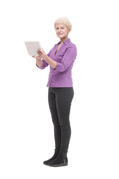 Lächelnde reife Frau mit digitalem Tablet . — Stockfoto