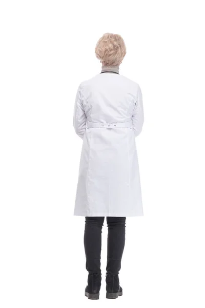 Ответственная женщина-врач со стетоскопом. изолированный на белом — стоковое фото