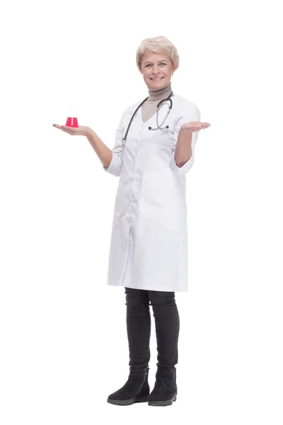 En pleno crecimiento. médico femenino con un matraz de laboratorio . — Foto de Stock