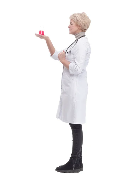 In volle groei. vrouwelijke arts met een laboratoriumfles . — Stockfoto