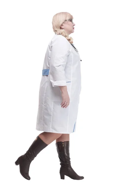 Gammal kvinnlig paramedisk med stetoskop som går framåt — Stockfoto