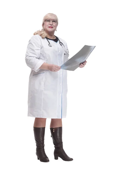 I full tillväxt. kvinnlig läkare med röntgen . — Stockfoto