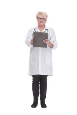 Tam gelişim. Elinde dosya olan uzman bir doktor..