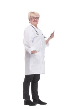 Dijital tablet kullanan yetenekli bir doktor. bir beyaz üzerinde izole