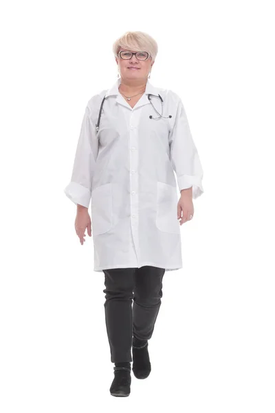 Kompetentny lekarz w białym płaszczu idący do przodu. — Zdjęcie stockowe