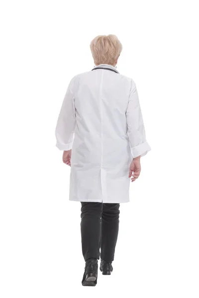 Kompetentní lékař v bílém plášti kráčející vpřed. — Stock fotografie