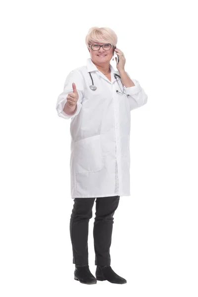 Fullängd.kompetent läkare med smartphone. isolerad på en vit — Stockfoto