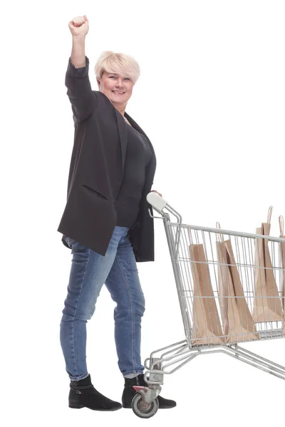 全長。ショッピングカートを持つカジュアルな成熟した女性 . — ストック写真