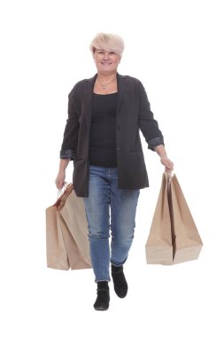 Tam boy. Alışveriş torbaları olan sıradan olgun bir kadın. .