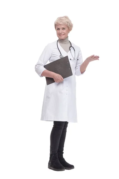 In full growth. responsible female doctor with clipboard . — 图库照片