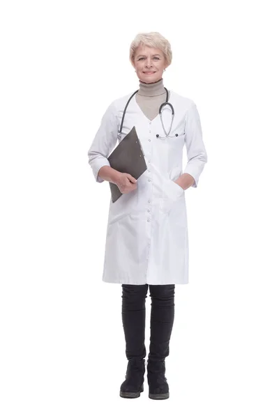 I full tillväxt. ansvarig kvinnlig läkare med urklipp . — Stockfoto