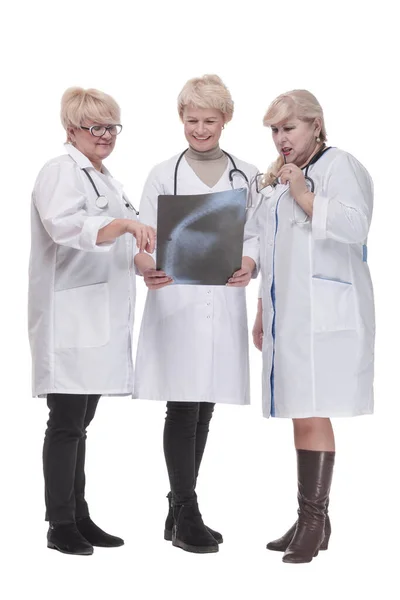 Skupina kvalifikovaných lékařů diskutujících o rentgenu. — Stock fotografie