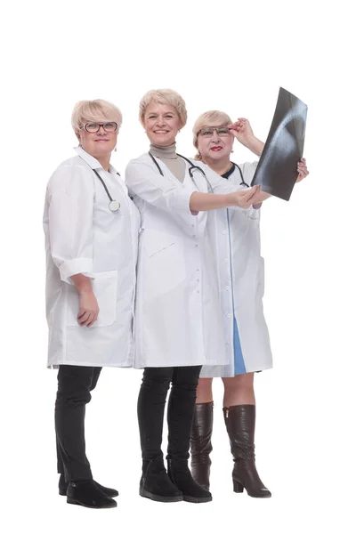 Grupo de médicos qualificados discutindo um raio-x. — Fotografia de Stock