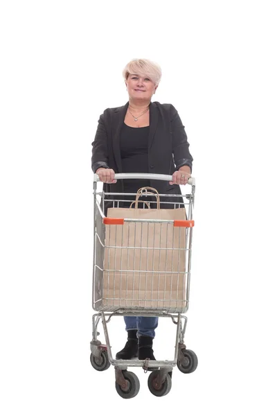 Tam boy. Alışveriş arabalı sıradan olgun bir kadın. . — Stok fotoğraf
