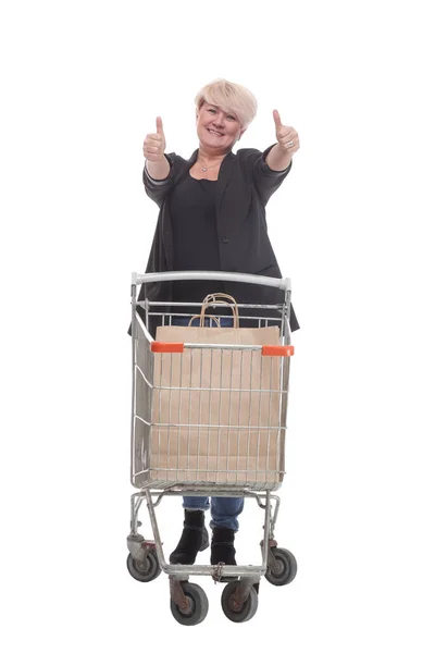 V celé délce. ležérní starší žena s nákupním vozíkem . — Stock fotografie