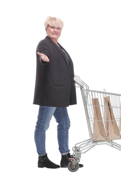 Full-length. casual mature woman with shopping cart . — Stock Photo, Image