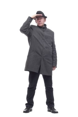 Şapkalı ve sonbahar ceketli zeki bir adam. beyaz arkaplanda izole edilmiş.