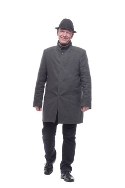 Sonbahar paltolu akıllı bir adam ileri doğru yürüyor..