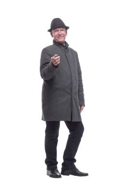 Şapkalı ve sonbahar montlu duygusal adam. .