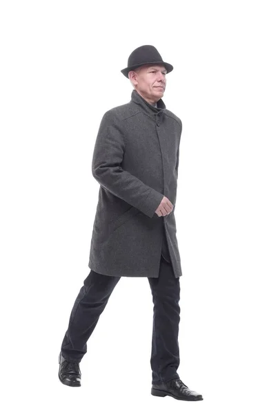 Ευφυής άντρας με φθινοπωρινό παλτό να προχωράει μπροστά. — Φωτογραφία Αρχείου