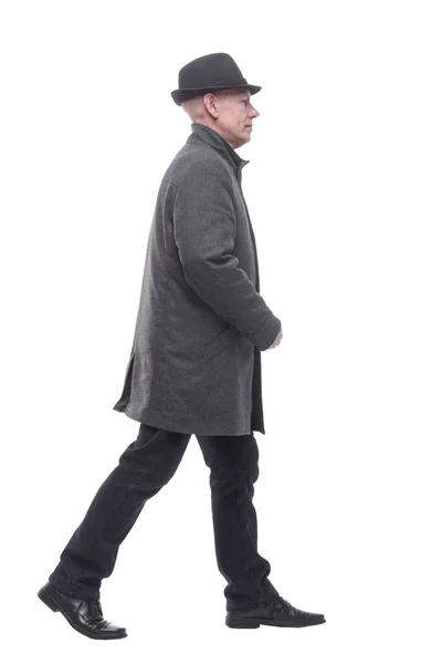 Sonbahar paltolu akıllı bir adam ileri doğru yürüyor.. — Stok fotoğraf