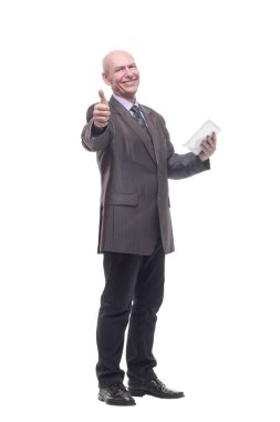 Dijital tabletle gülümseyen bir iş adamı.