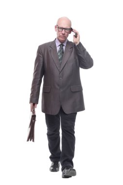 Yetişkin. Akıllı telefonlu gülümseyen bir iş adamı..