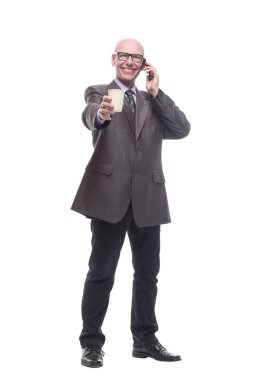 Akıllı telefonlu ve kahveli gülümseyen bir iş adamı..